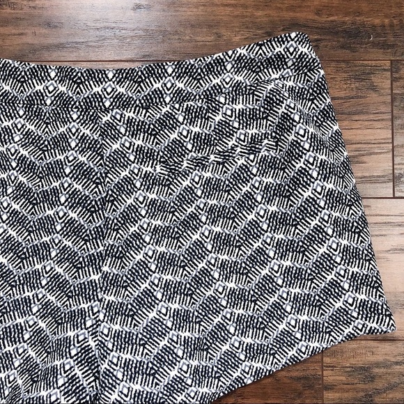 Joie • Merci shorts geometric patterned black white print silk linen chevron - Picture 10 of 11